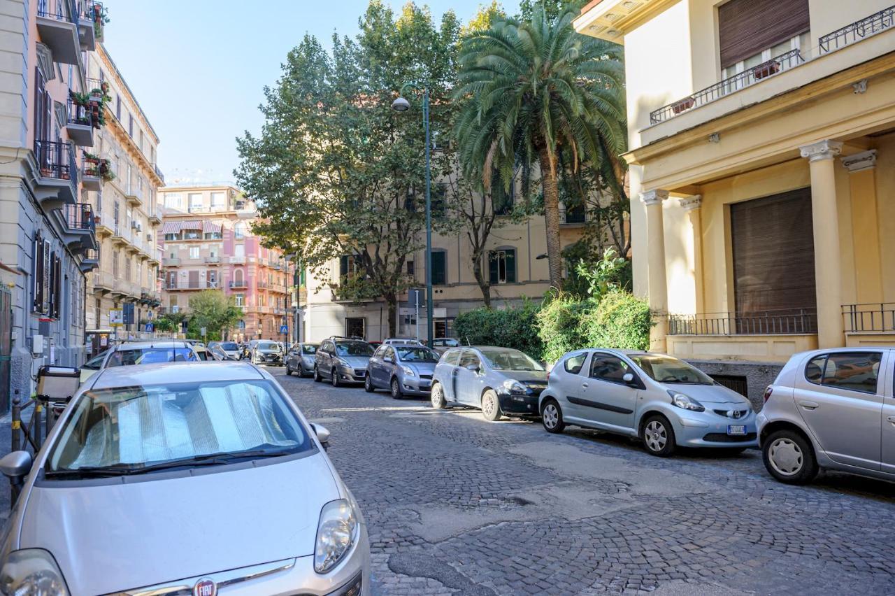 Via Aniello Falcone 72B Napoli Bagian luar foto